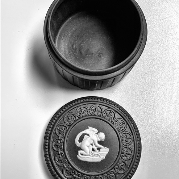 Black Basalt Wedgwood Cherub Bisque Round Box - Picture 3 of 7